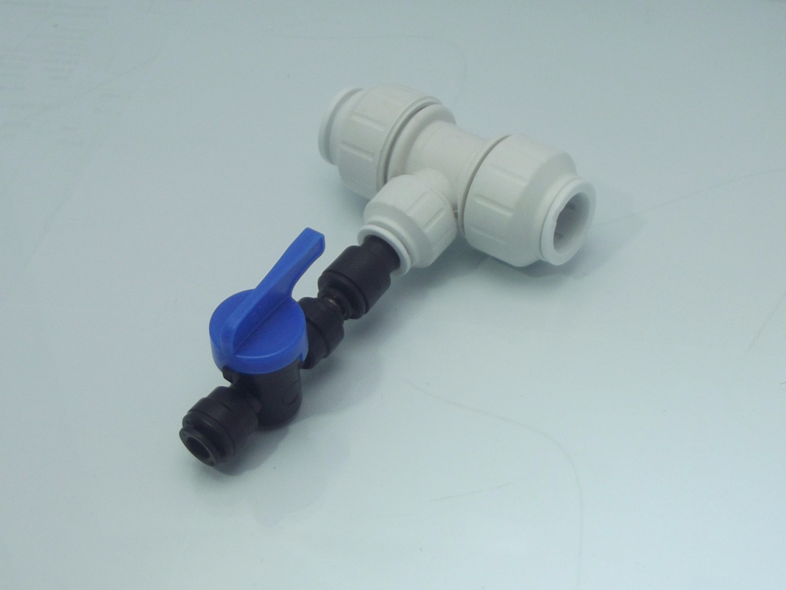 American Fridge Pipe Connector & Isolater, 15mm T push fit to 6mm Shut Off Valve
