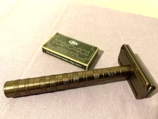 HS Henson AL13 Aluminum Double Edge Safety Shaving Razor W/Blades --- Great Cond