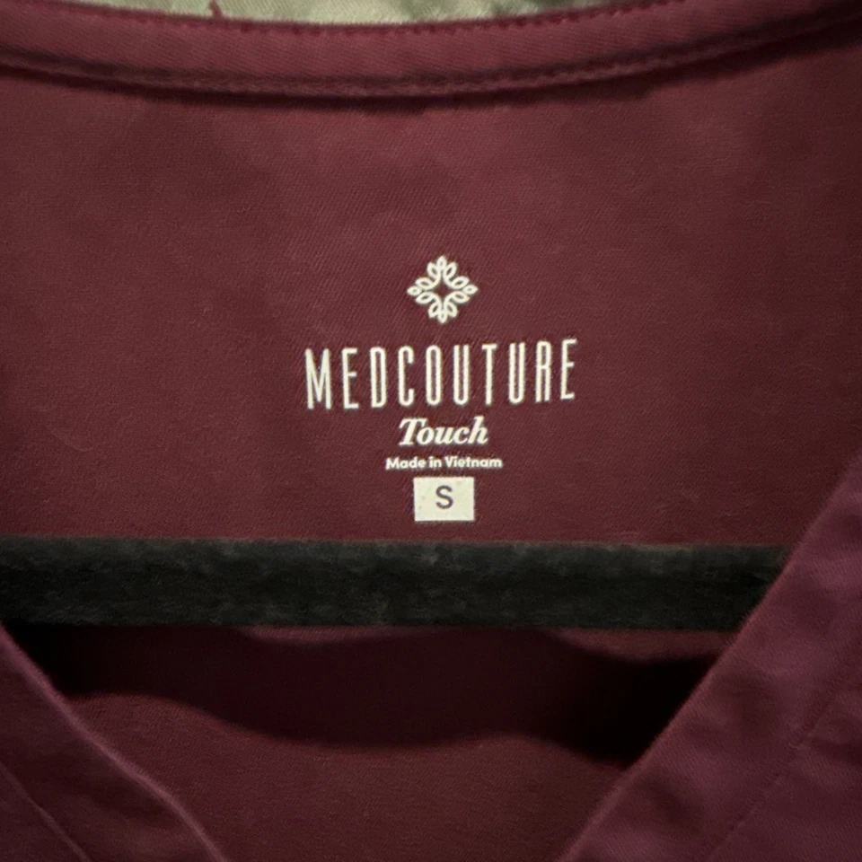 Conjunto Feminino Med Couture Scrub Camisa Tamanho S e Calça M Marrom Bolso Perfeito  - Imagem 3 de 4