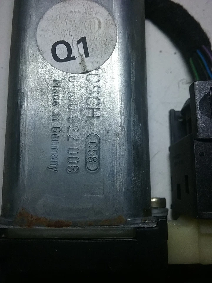 Мотор регулятора левого заднего стекла 2001-2007 Mercedes Benz C240 0 130 822 008 (M92 - Изображение 3 из 3