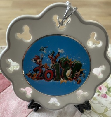 Dekoteller mit Aufsteller und Aufhänger, Disney Mickey & Co. 2010, Ø ca. 10 cm
