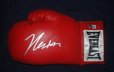 JULIO CESAR CHAVEZ SR Signed Everlast Leather Laced Boxing Glove Beckett WZ79073