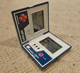 NINTENDO RAIN SHOWER Game and Watch vintage electronic handheld LCD game 1983