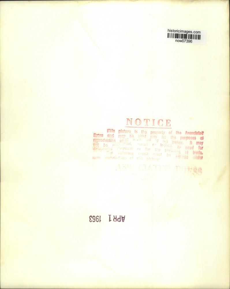 1963 Press Photo Plane crash survivor Ralph Flores gets shave and hair