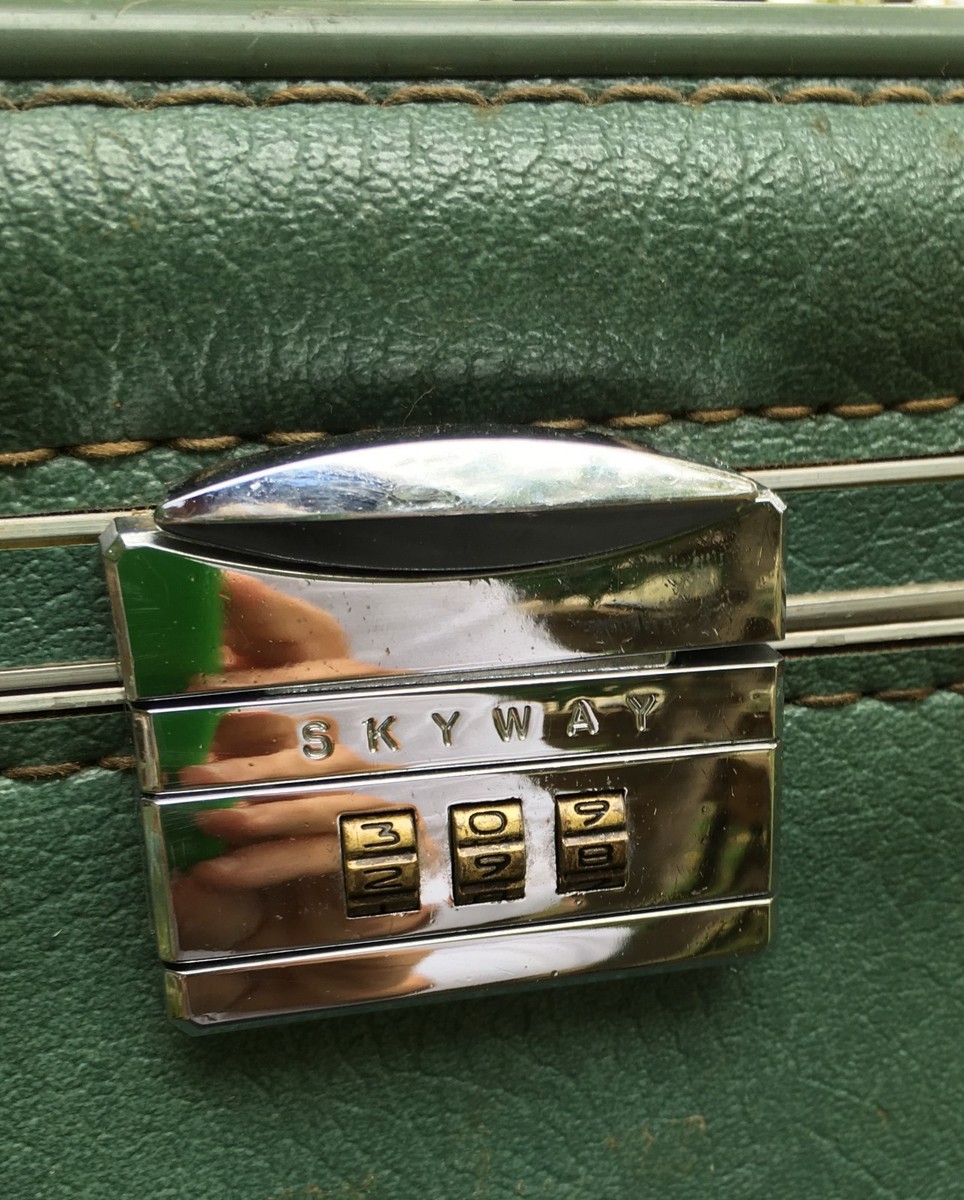 Vintage SKYWAY Train Case Cosmetic CarryOn Luggage Suitcase Vintage SKYWAY Train Case Cosmetic CarryOn Luggage Suitcase