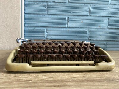 Groma Kolibri タイプライター＜ポータブルケース付き＞アンティーク Vintage Groma Kolibri Typewriter Mid Century Space Age