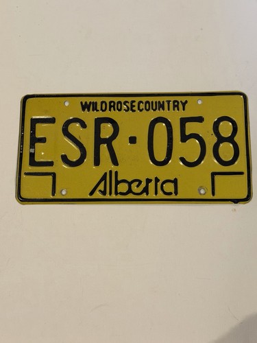 Vintage  Alberta "Wild Rose Country" Passenger License Plate Esr-058