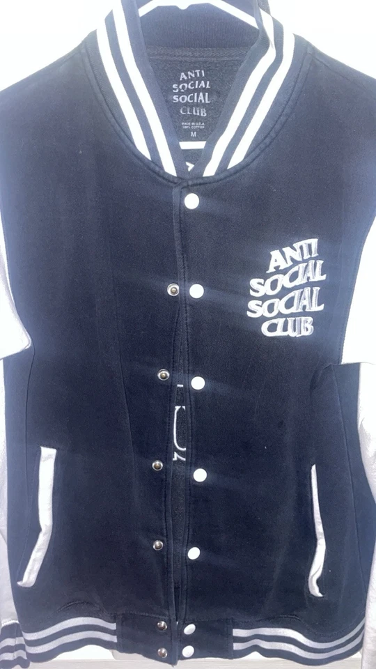 Chaqueta Universitaria Club Social Anti Ropa de Calle Bombardero Negra Blanca MEDIANA Foto 2 de 4