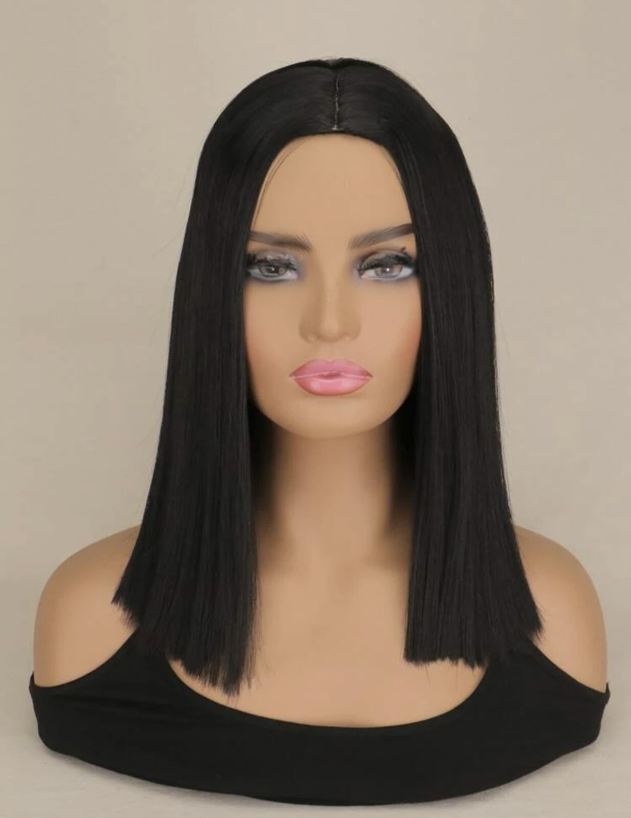 Perruque synthétique noire carré court style urbain pour look quotidien et soirées femme