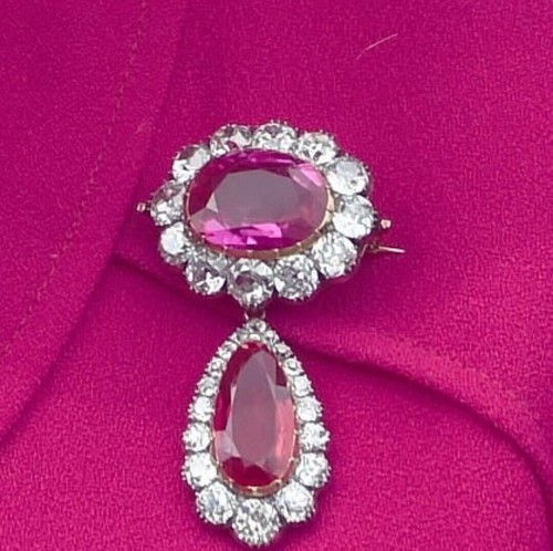 Queen Elizabeth|| Inspired Drop Halo CZ Studded 925 Sterling Silver Brooch Pin - 第 1/6 張圖片