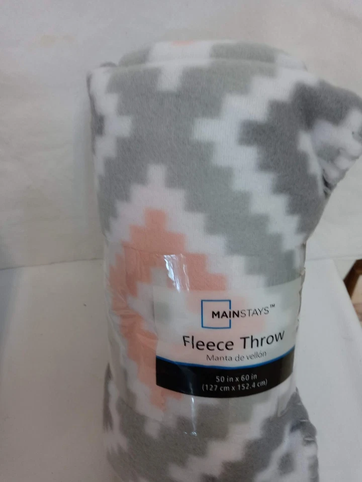 2 Mainstays Fleece Throws - Image 3 of 3