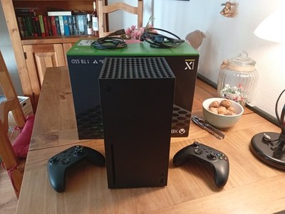 Xbox Series X mit 2 Controllern