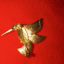 アメリカ1980年代AVONの美しい瞳で躍動感のある幸運や愛の象徴ハチドリ陶器 Avon Hummingbird In Vintage Designer Costume Pins & Brooches for