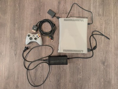 Microsoft XBOX 360 Konsole 250 GB weiß mit Controller und Kabel