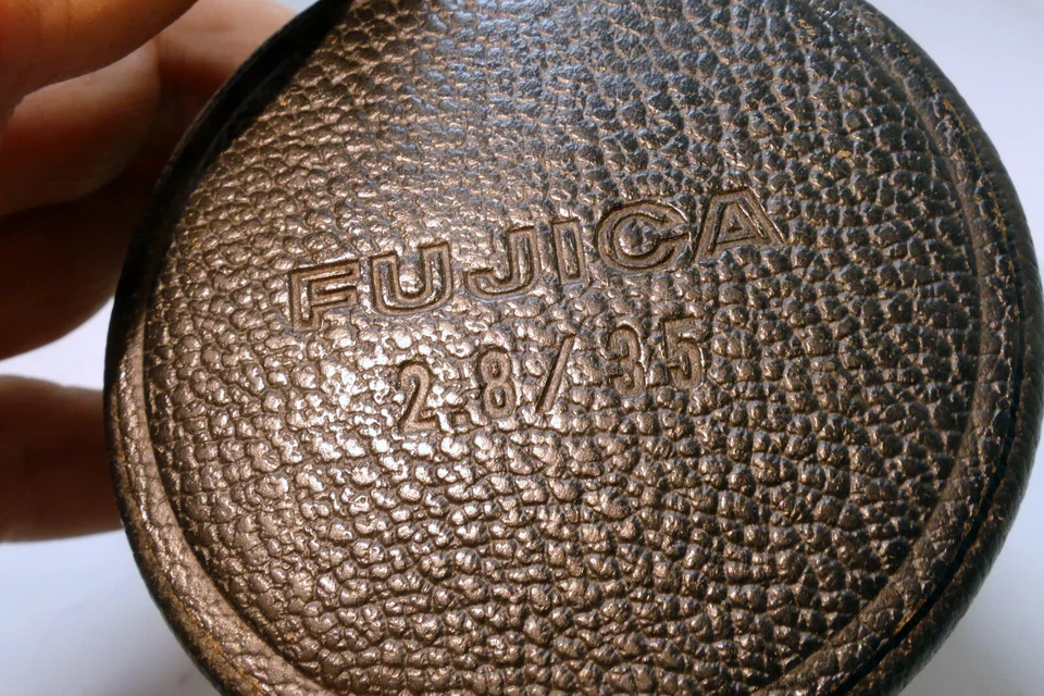 Estuche rígido Fujica para lente 35 mm f2,8 (se adapta a 50 mm f1,4) Fujifilm Foto 2 de 4