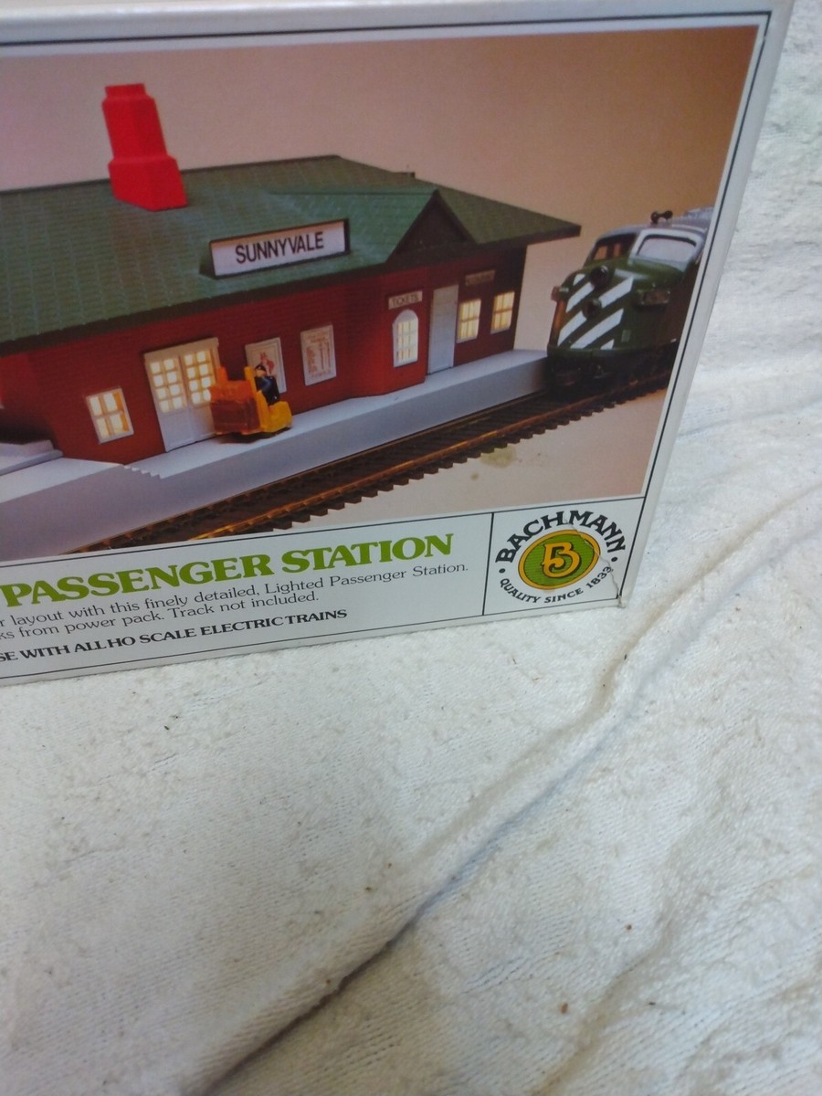 Bachmann 46217 Lighted Passenger Train Station Sunnyvale HO Scale
