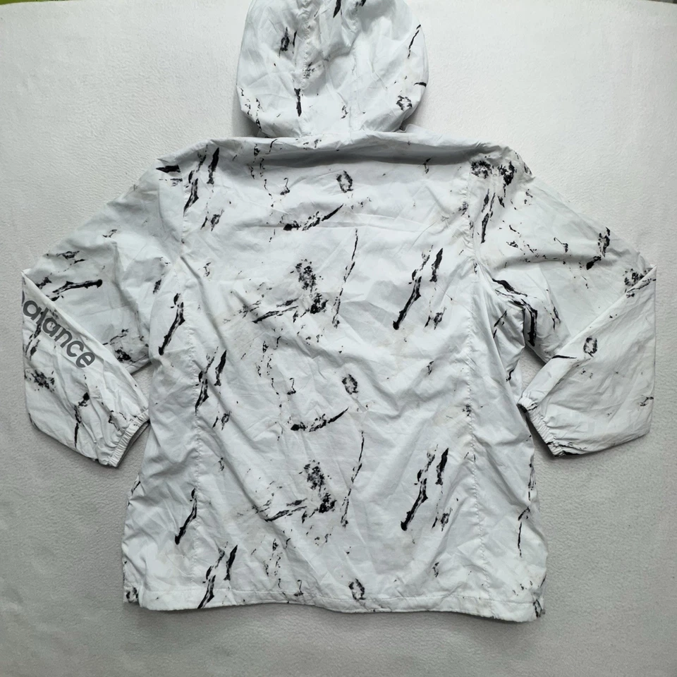 Chaqueta cortavientos New Balance 2X con capucha blanca negra con estampado de mármol cremallera completa Foto 2 de 4