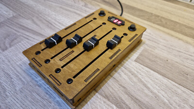 USB MIDI Controller 4 Fader 100mm programmierbar CC#/Kanal/Range/DAW Holz