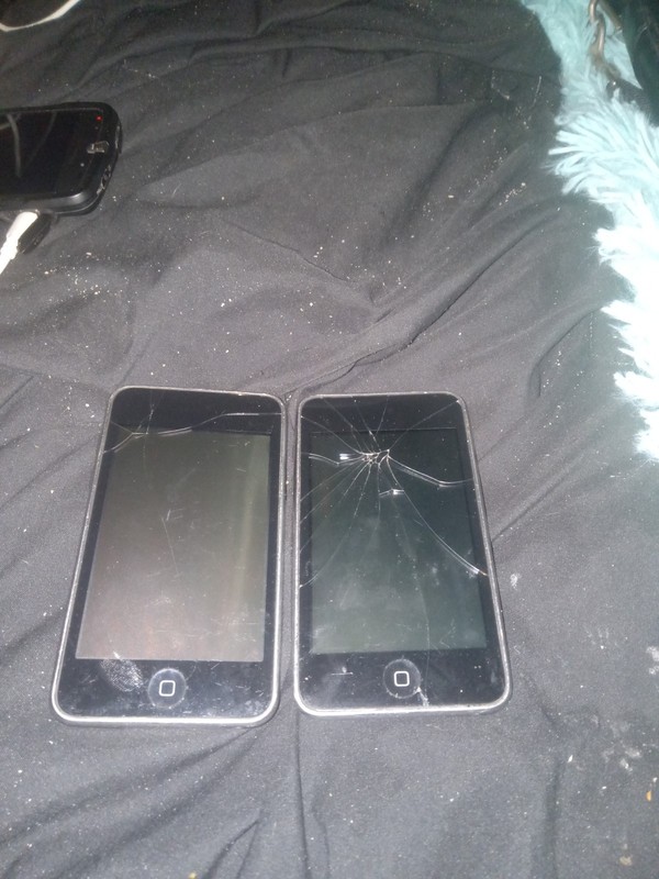 Apple iPod Touch 1st Gen. Black 8GB - READ BELOW!!!