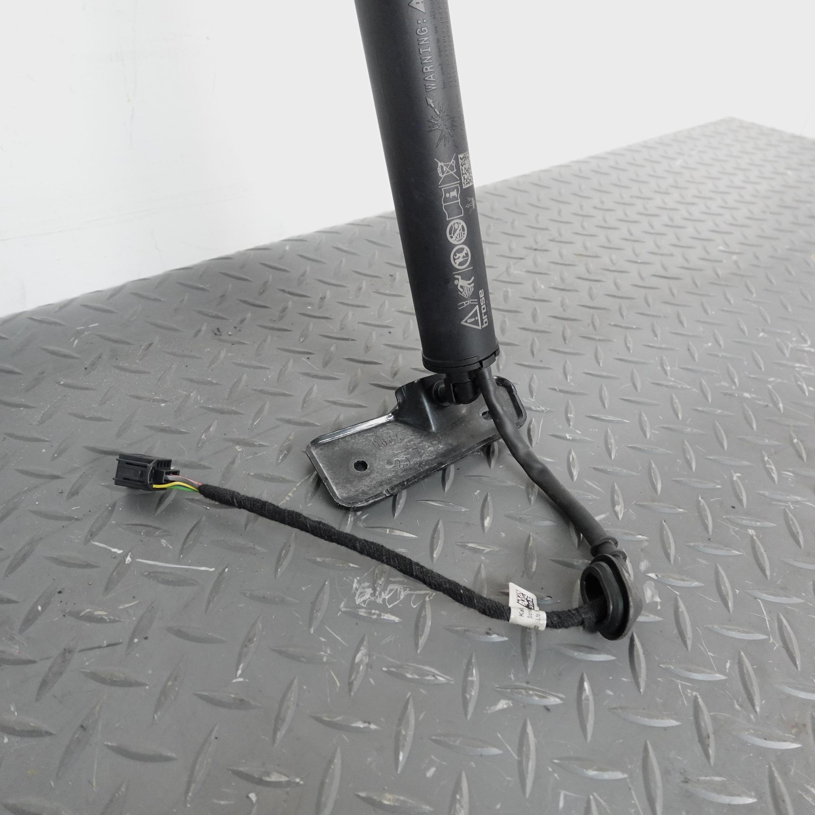 Maserati Grecale Folgore 2023-2026 Right Trunk strut P/N 06702196000