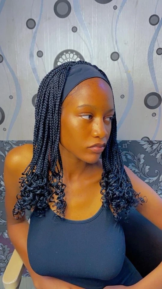 Diadema trenzada peluca rizada.El color es negro. Longitud es de 16 pulgadas de largo. Listo para enviar Foto 3 de 4