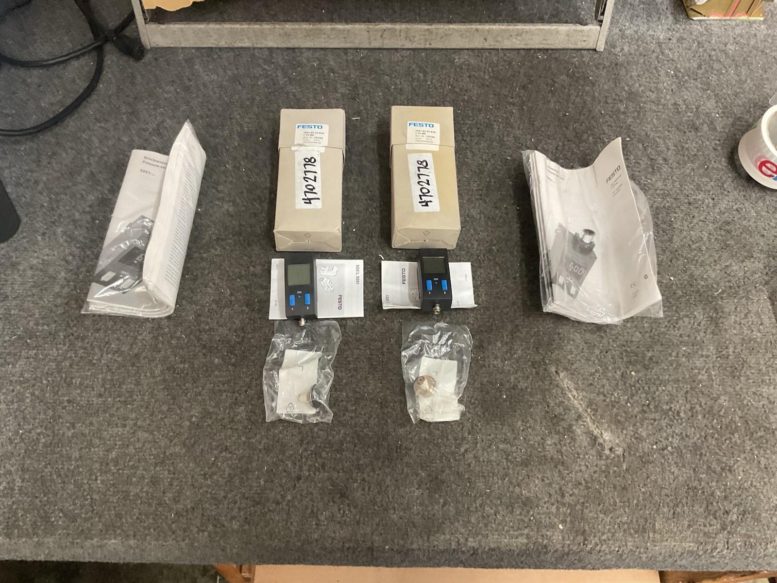 Lot of 2 Festo SDE1-B2-G2-R18-C-P2-M8 Druck Sensor