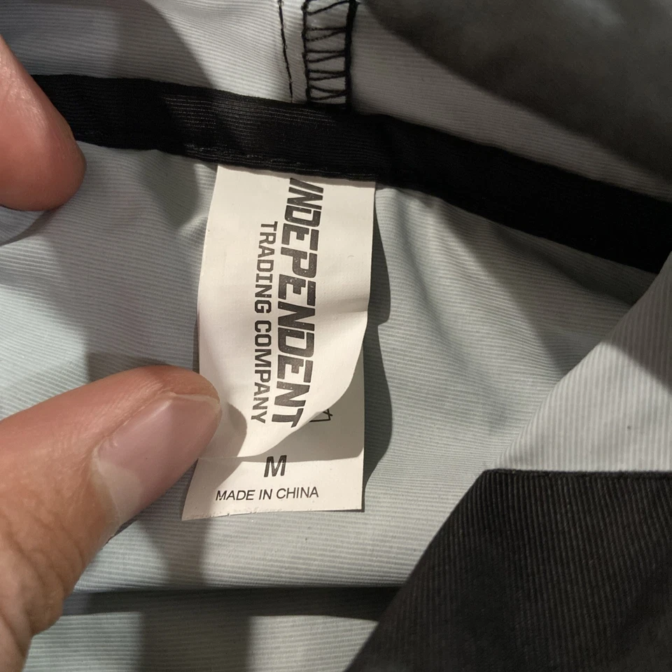 Chaqueta cortavientos con capucha The Rise of Hobo Johnson talla mediana frontal a presión Foto 2 de 4