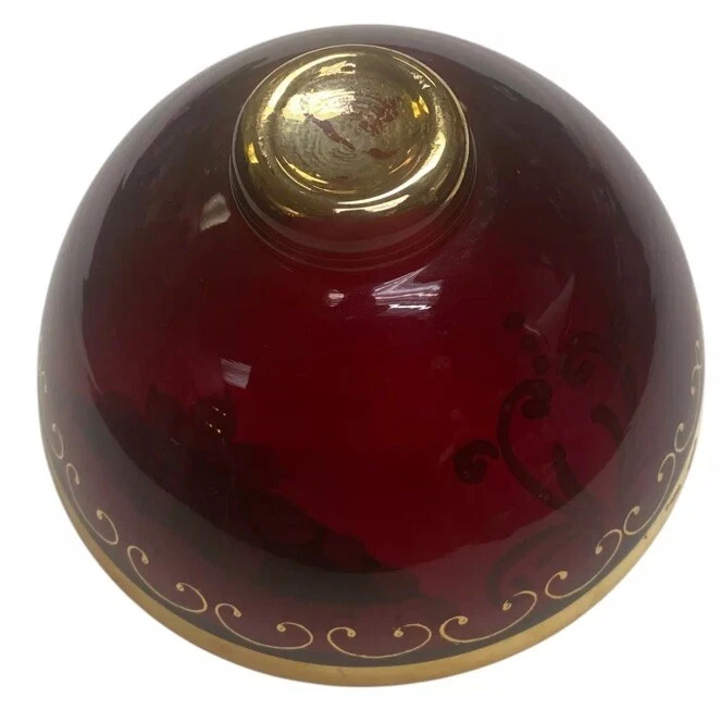 Cuenco rojo rubí detalles pintados en oro real pergaminos florales sobre soporte de latón de colección Foto 4 de 4