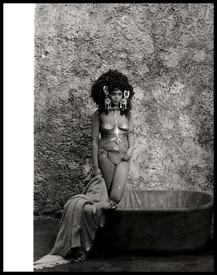 Unknow Actress (1940s)    Leggy Cheesecake - Rare Indian Woman Photo K 10