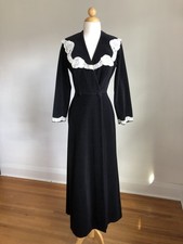 STUNNING VTG VANITY FAIR Black  White Lace Full-length Robe Dressing Gown SZ XS