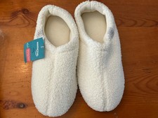 Hometop Memory Foam Women's Fuzzy Slippers. Cream White. Size 9-10.