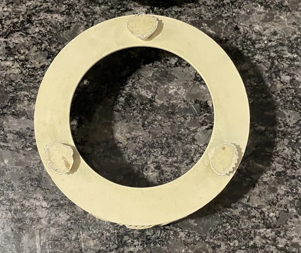 Anillo de vela de metal crema Yankee Candle con conchas costeras y estrellas de mar Foto 3 de 4