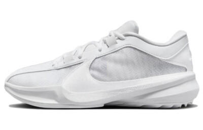 【美品】NIKE バッシュ　26cm FN7306-100 zoom freak 美品】NIKE バッシュ 26cm FN7306-100 zoom freak - メルカリ