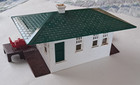 Vintage Plasticville Passenger Station with accessories — photo 3