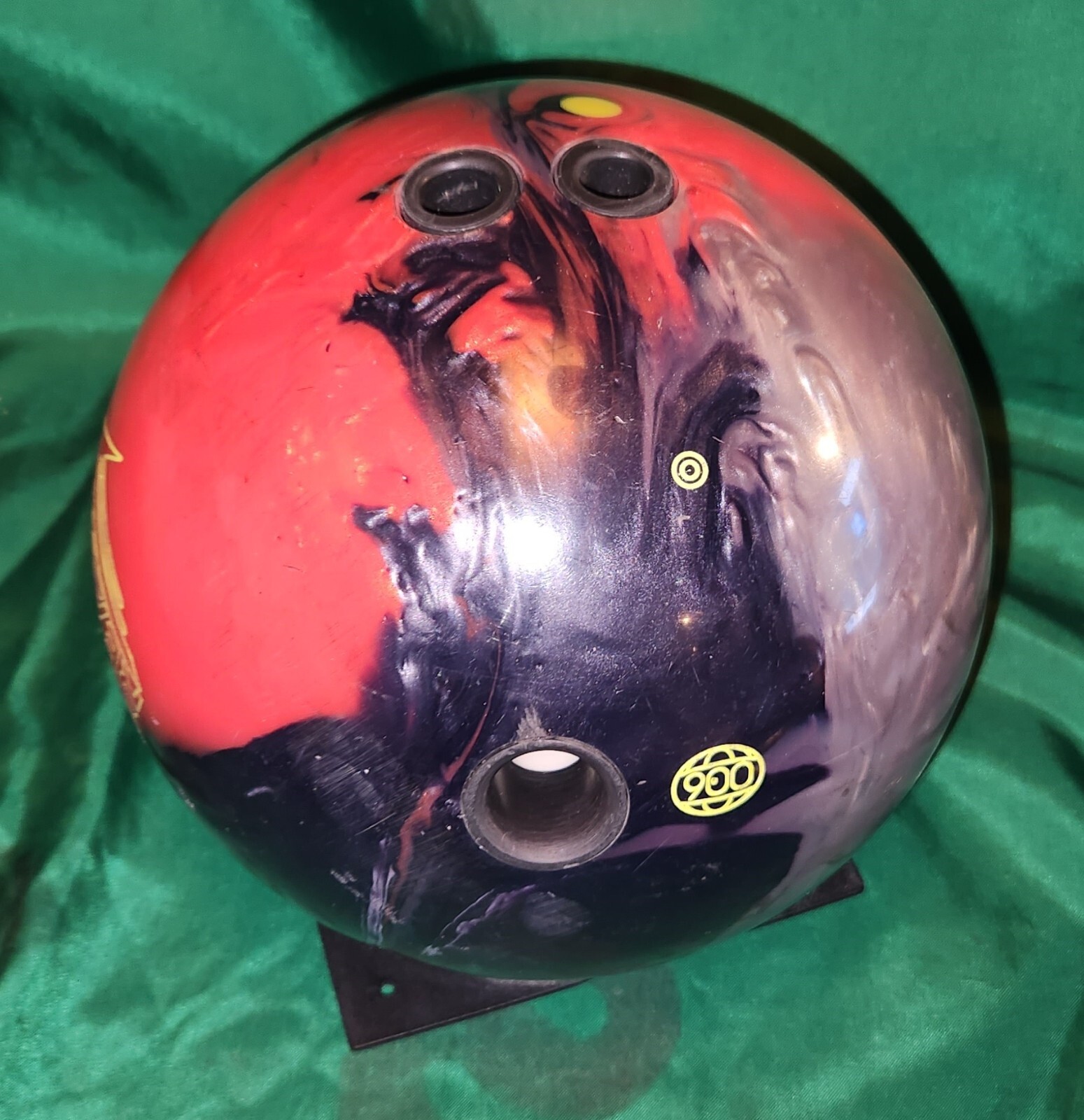 900 Global Altered Reality Bowling Ball 14 lbs15.7 oz Preowned SN
