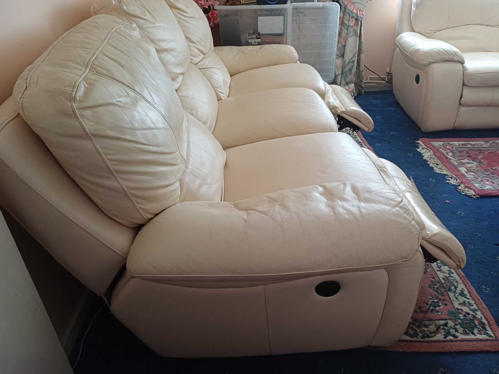 Italian Cream soft Leather 3 seater Automatic two recliner sofa good