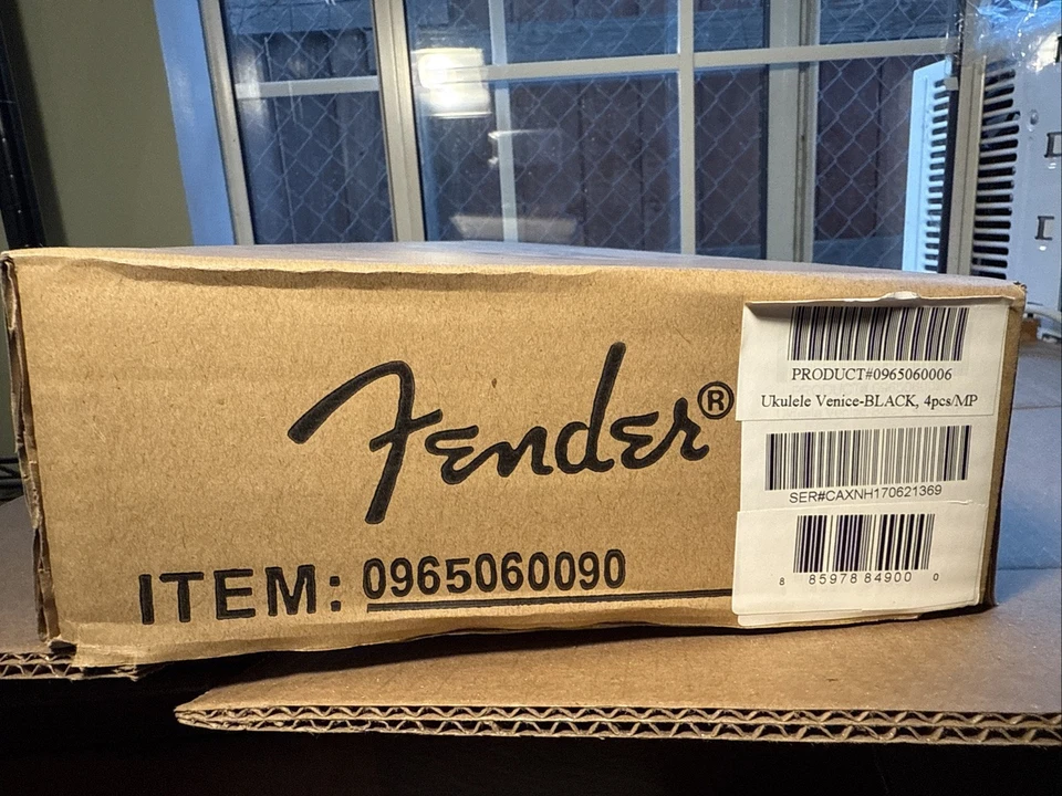 Nuevo ukelele acústico Fender® Venice Soprano negro Foto 4 de 4