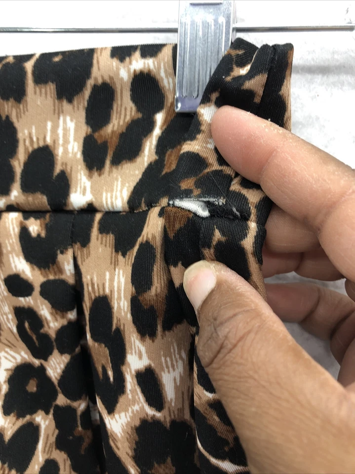 Falda para mujer Wet Seal pequeña plisada línea A acampanada leopardo mini estampado animal Foto 3 de 4