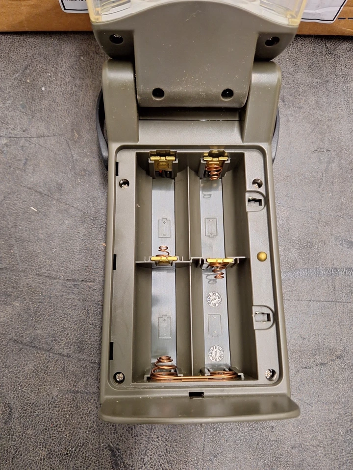 Energizer LED Night Light / Weather Ready Flashlight, 8"x5"x4" lightweight, gray - Image 4 of 4