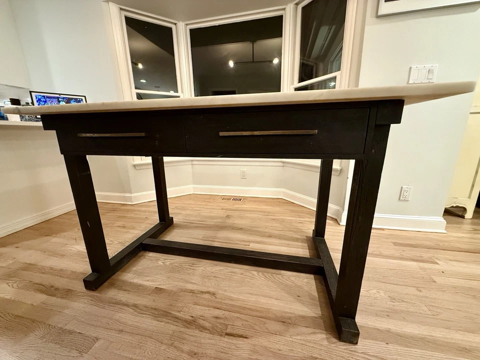 Mesa ilha cozinha West Elm Richell 4 gavetas com tampo de mármore branco (60x36x36") - Imagem 3 de 4