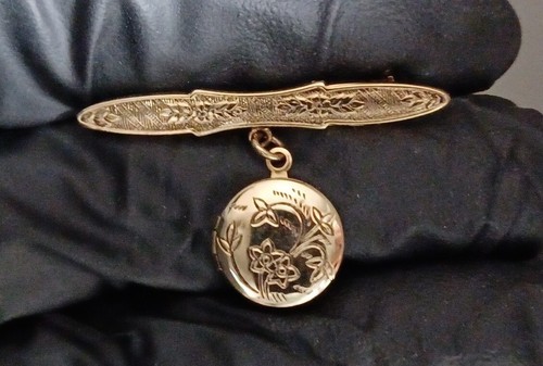 Lockett Pin Gold Tone With Leaf Accents on Pin & Lockett