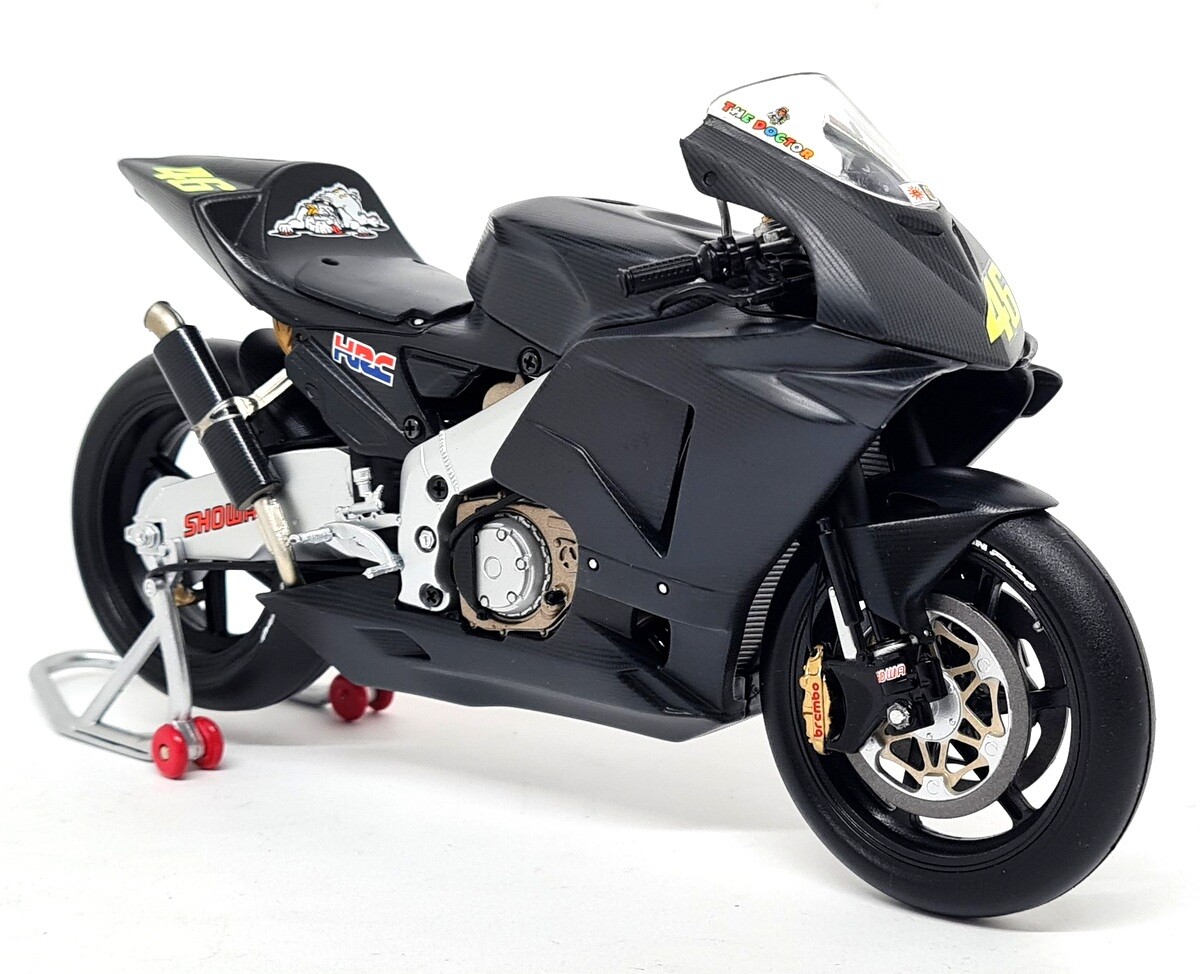 Minichamps 1/12 Honda RC211V 2002 Valentino Rossi Pre Season