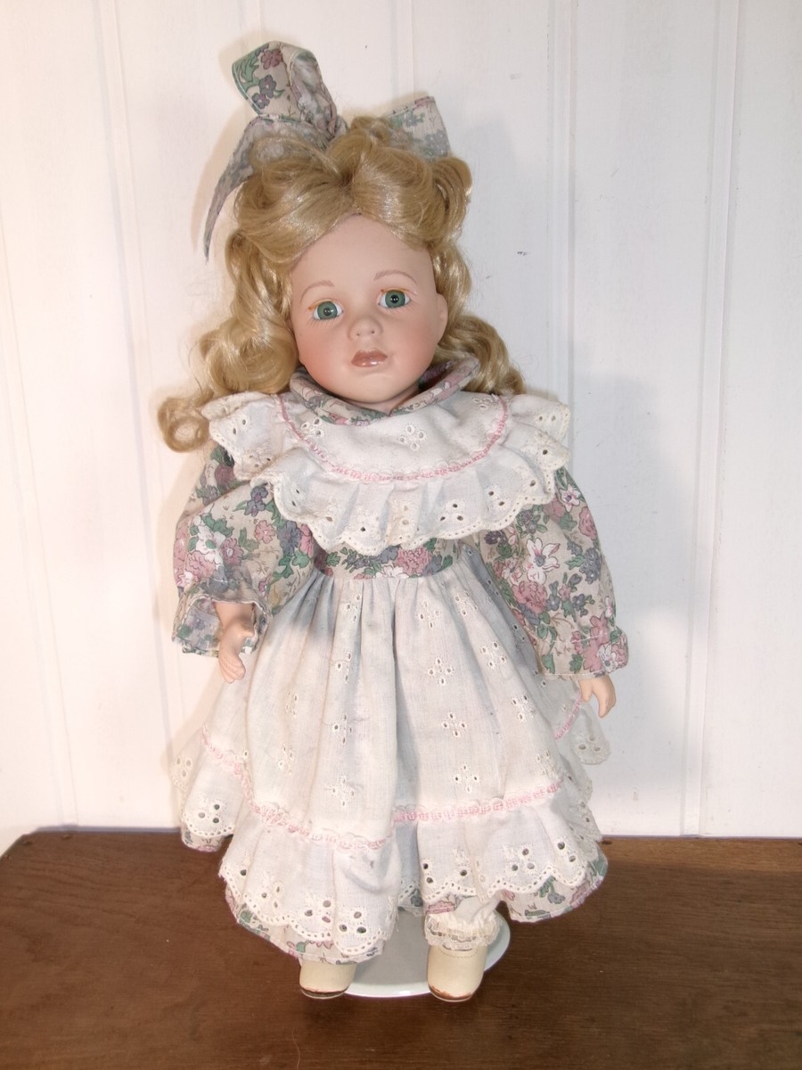 Poupée de collection en porcelaine fille blonde cheveux longs et