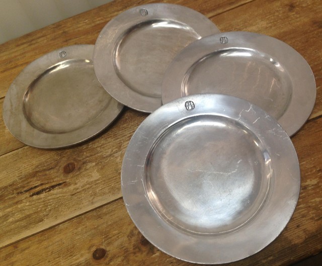 Wilton Armetale Metal Colonial 4 Dinner Plates Scratches Crest Aluminum