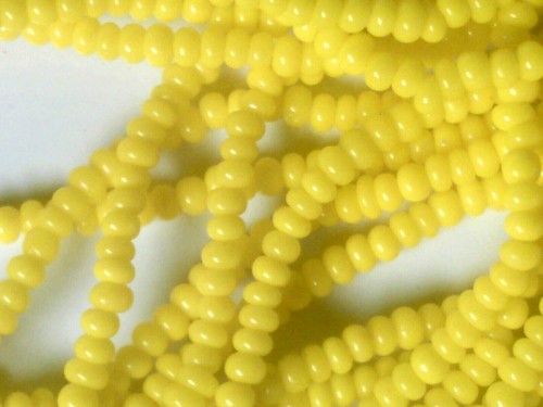 Vtg 1 HANK YELLOW GLASS SEED BEADS 11/0 (11 BEADS PER INCH) 062820m - Picture 3 of 3