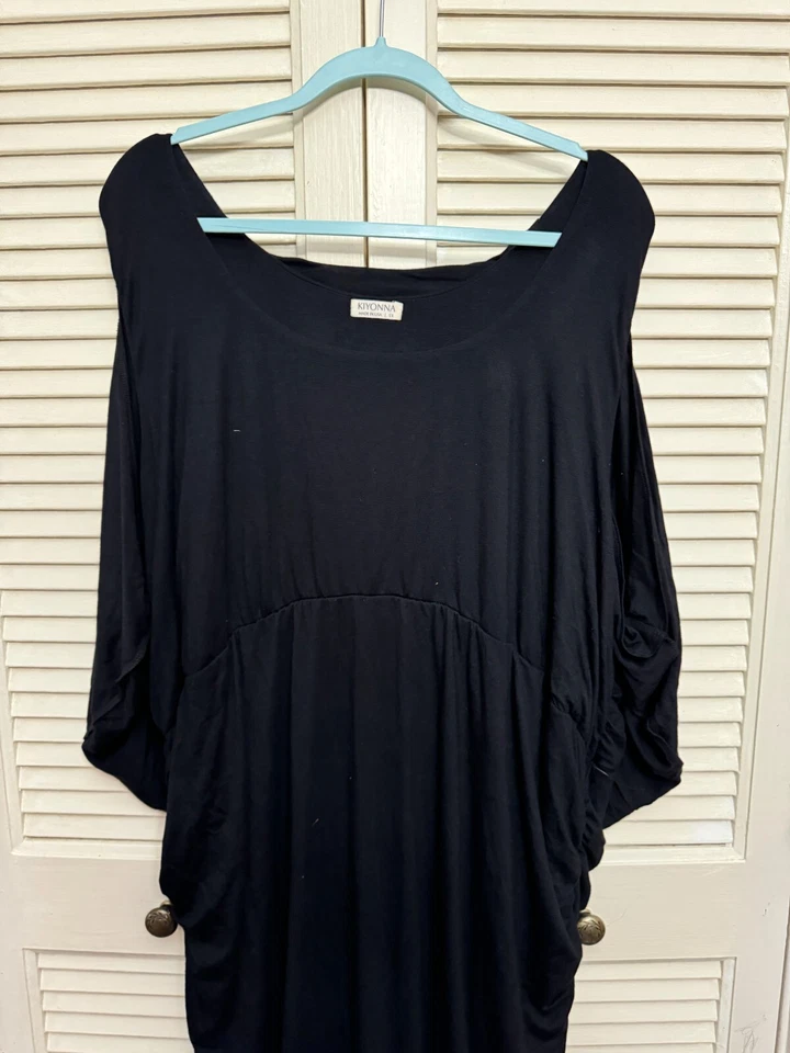 Vestido justo Kiyonna preto lateral franzido maxi jersey drapeado ombros tamanho 5X - Imagem 3 de 4