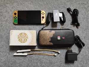 Nintendo Switch OLED Zelda Edition | mit Speicherkarte, Spiel und Tasche | Top