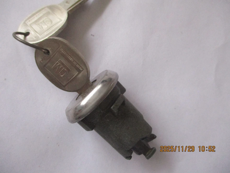 CHEVROLET MONTE CARLO 1968-1972, CERRADURA MALETERO MALIBU CON 2 LLAVES - PIEZA 3990959 NUEVO DE LOTE ORIGINAL Foto 3 de 4