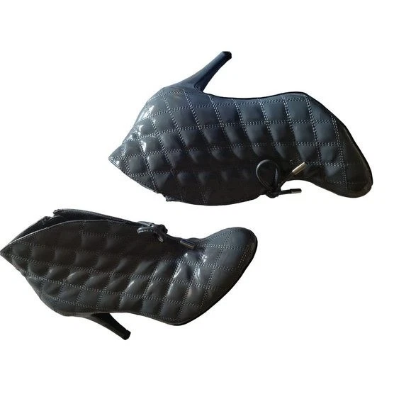 Hot In Hollywood 绗缝短靴 8 码同性恋专利高跟鞋  — 第 3/4 张图片