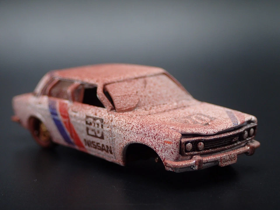 1967-1973 Datsun Bluebird 1600 Sss Four Door Wrecked 1:64 Diecast Modello Auto - Immagine 4 di 4